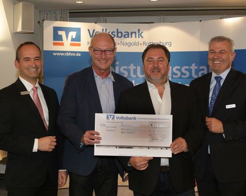 Die Abteilung Fußball erhält 1000 Euro für neue Spielerkabinen im Volksbank Stadion
